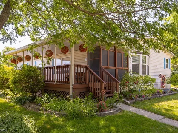 78 Periwinkle Dr, Olmsted Falls, OH 44138