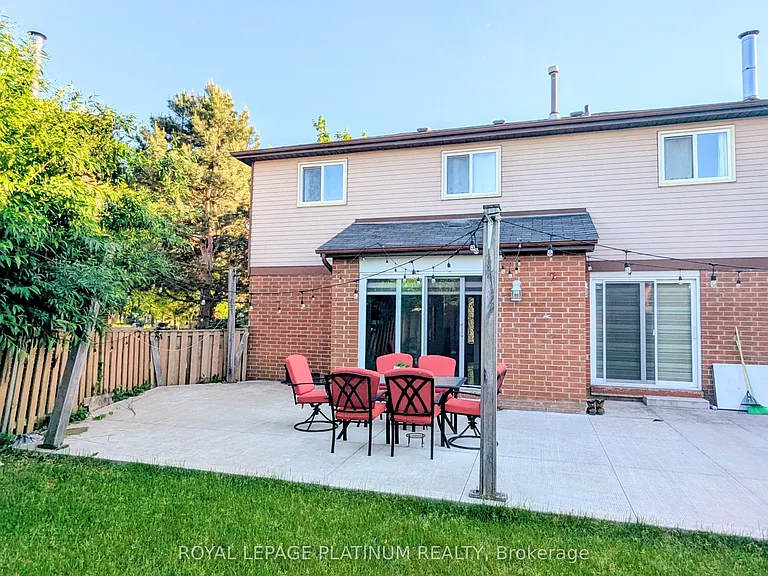 4 Gervais Dr — Photo 38