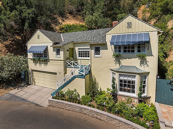 3rd image of 2821 Belden Dr