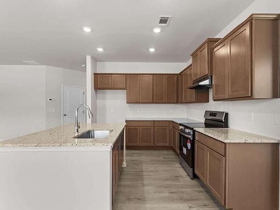 5th image of 305 Bloomfield Cir
