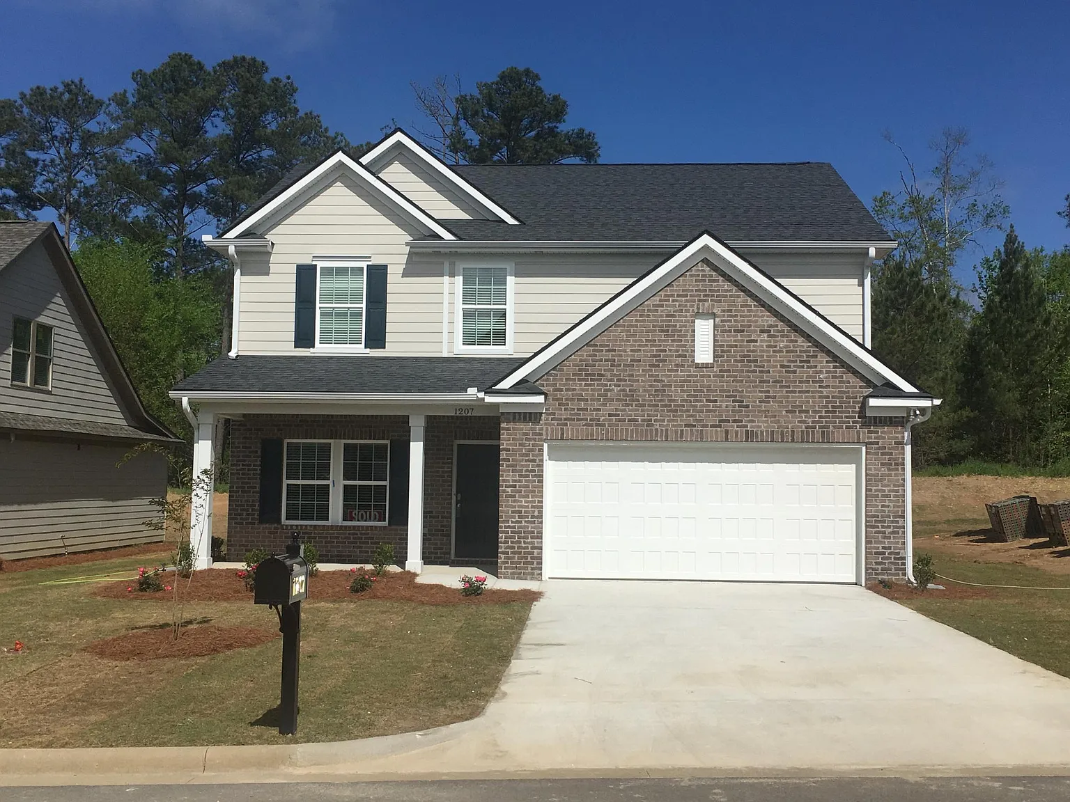 4 bed, 2.5 bath, 2332 sqft, $2,400 — Photo 1