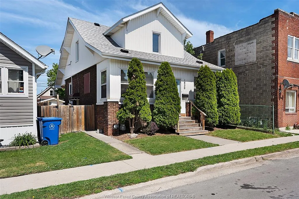 3 bed, 1.5 bath, $1,900 — Photo 2