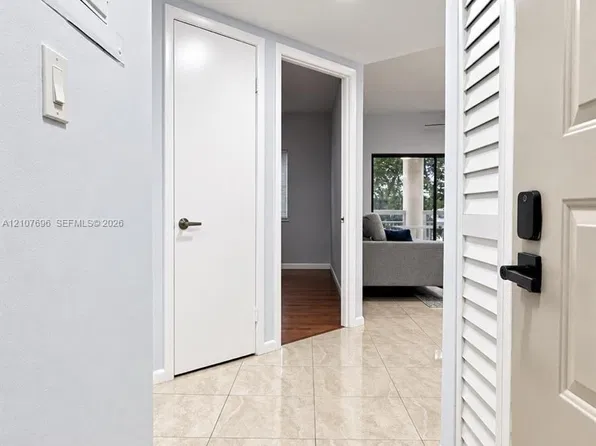 8290 Lake Dr APT 418, Doral, FL 33166