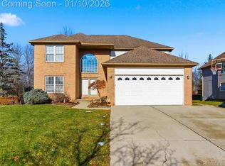 28710 Castlegate Dr, Southfield, MI