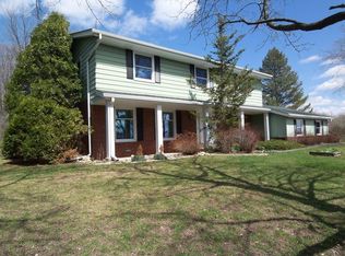 918 Middle Ridge Dr, Hubertus, WI 53033