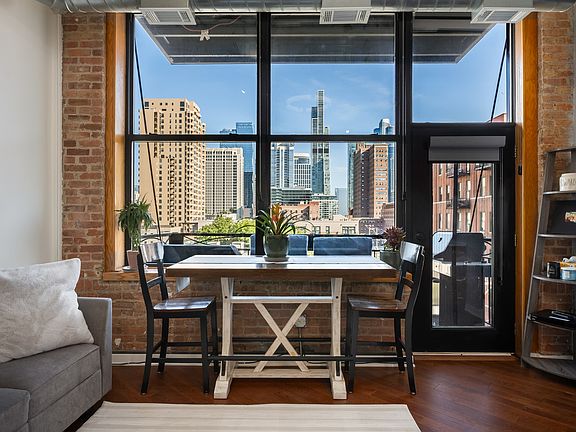 3rd image of 1601 S Michigan Ave APT 505