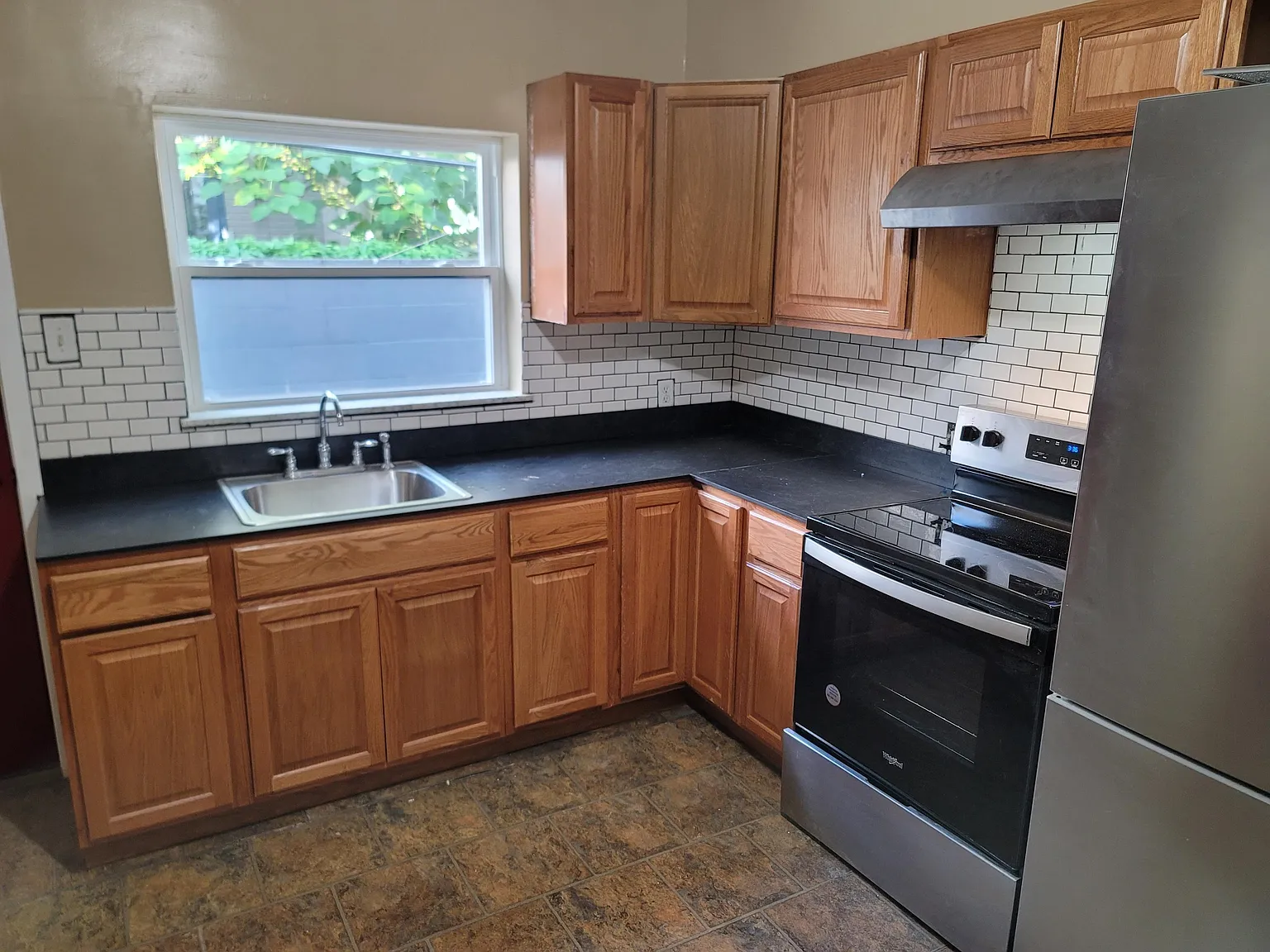 3 bed, 1.5 bath, 1640 sqft, $2,000 — Photo 3