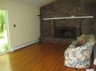 3 Chateau Dr, Melville, NY 11747