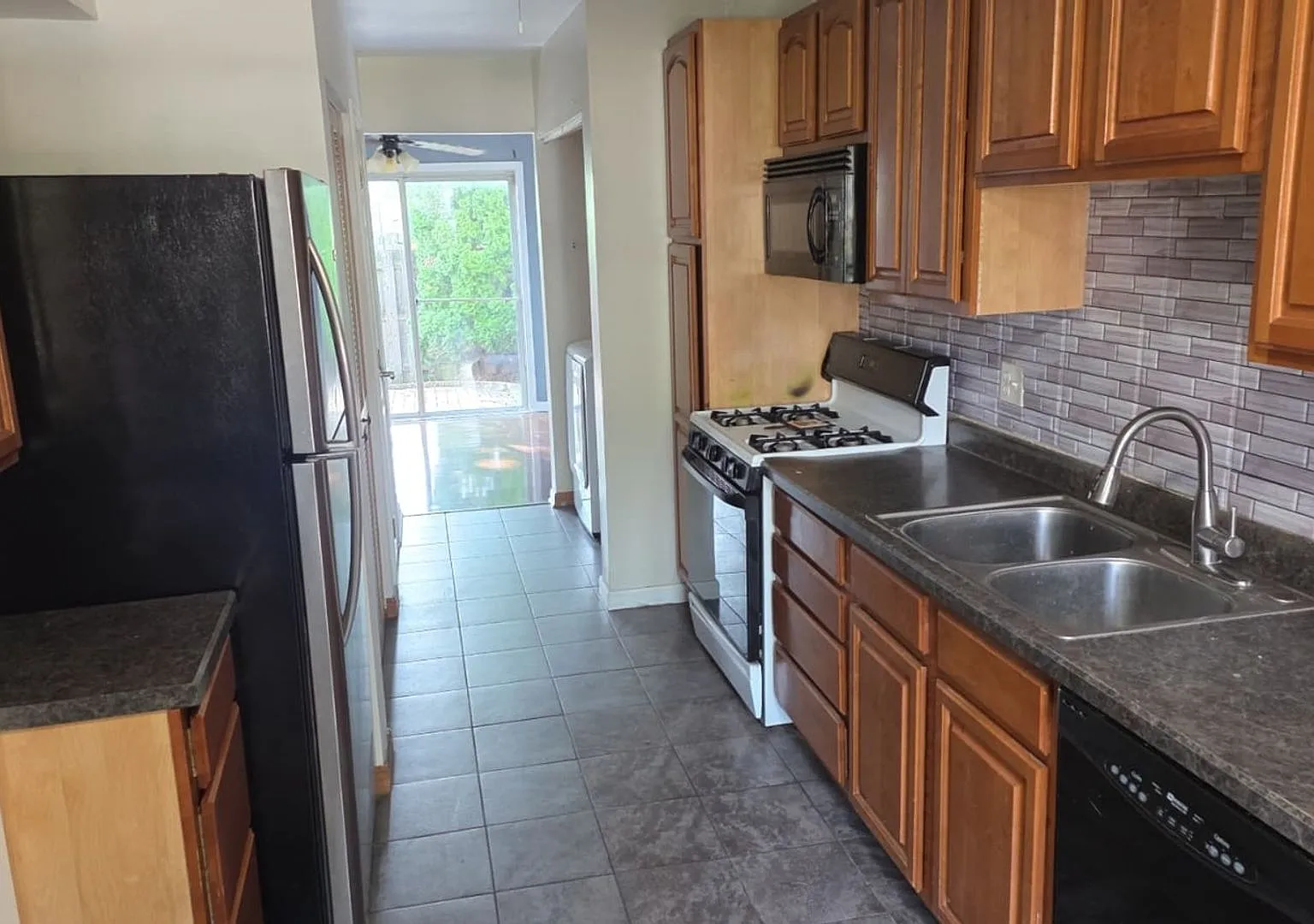 Charming 3BR House in Carol Stream with Clubhouse — Photo 4