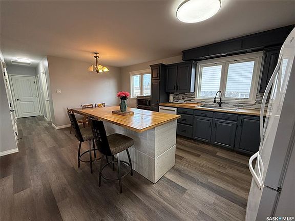 3rd image of 801 Lorne STREET W