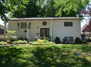 722 Undercliff Dr, Hazelwood, MO
