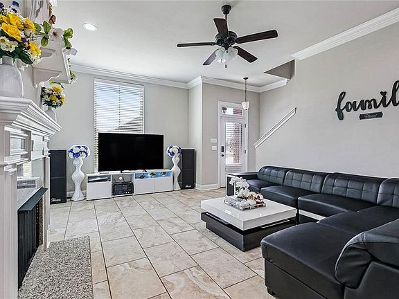 3rd image of 940 Artesa Dr