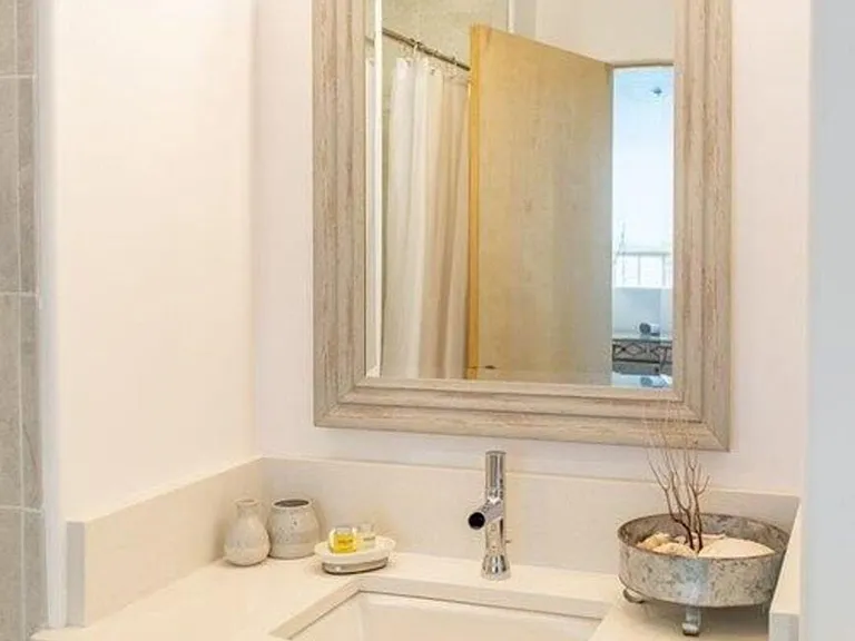 3204 "The Gordon" loft Upstairs full bathroom also has shower-tub.