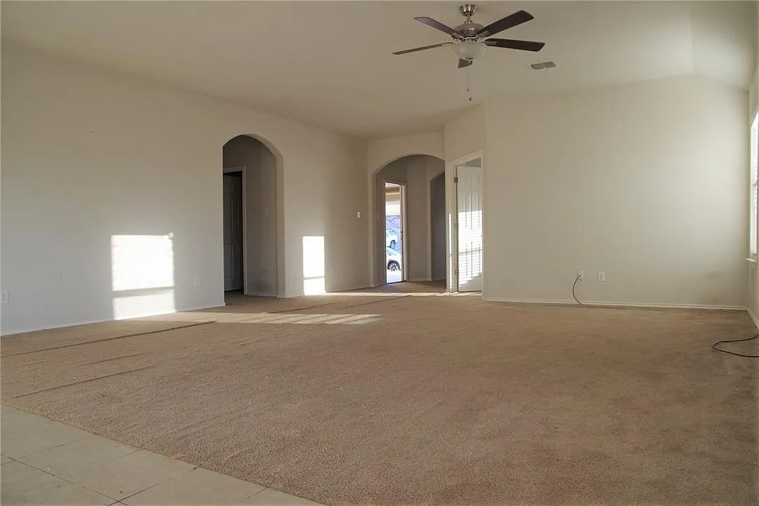 4 bed, 3.0 bath, 2160 sqft, $2,000 — Photo 3