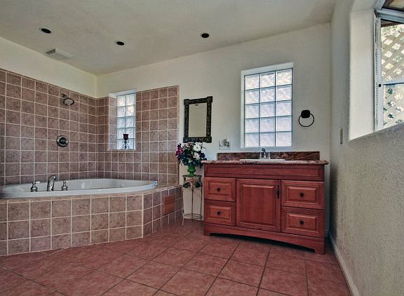 5th image of 811 Cresta Vista Way