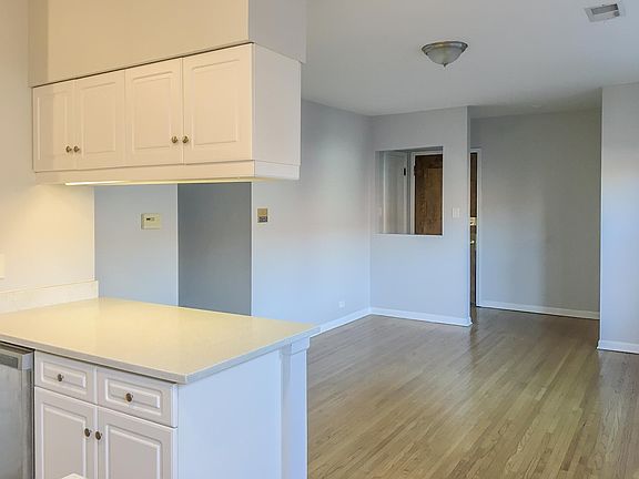 2nd image of 3710 N Sheffield Ave APT 306