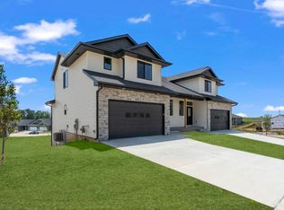 920 Prairie View Dr, West Branch, IA 52358