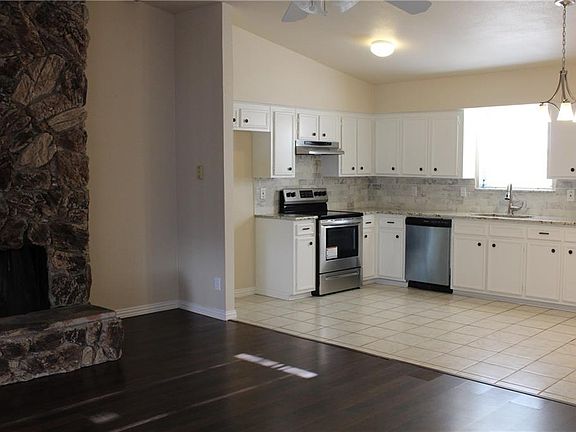 3rd image of 1817 Bosque Dr