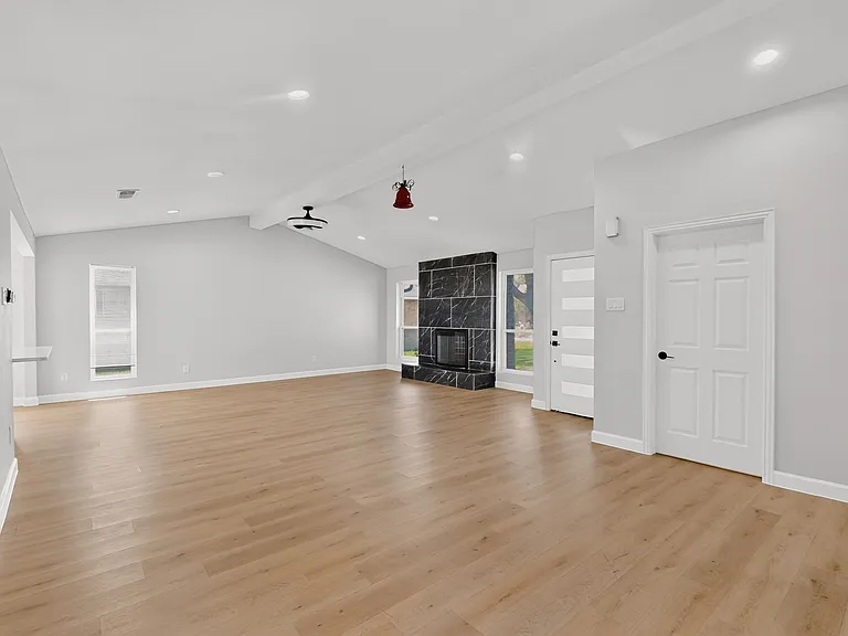 1807 Auburn Dr — Photo 10