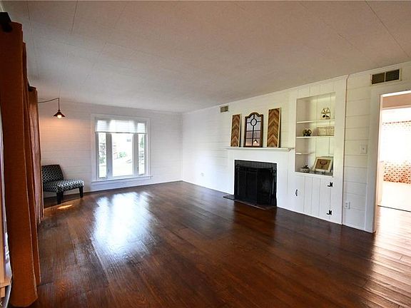 4th image of 929 Reservoir Dr NE