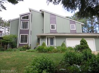 6090 Ridgeview Dr, Norton Shores, MI 49441