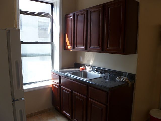 2nd image of 944 42nd St APT B6