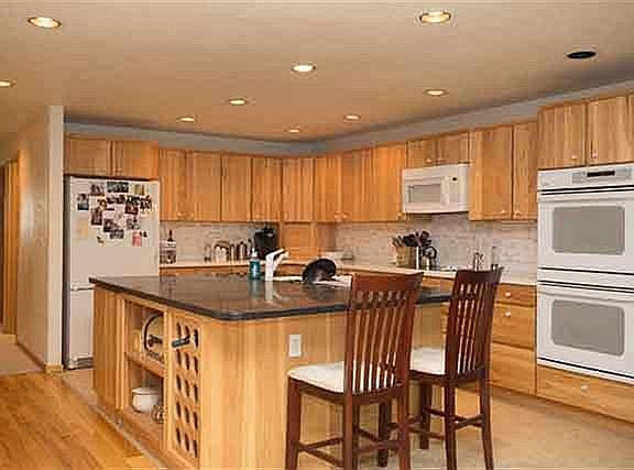3rd image of 923 Lakloey Dr