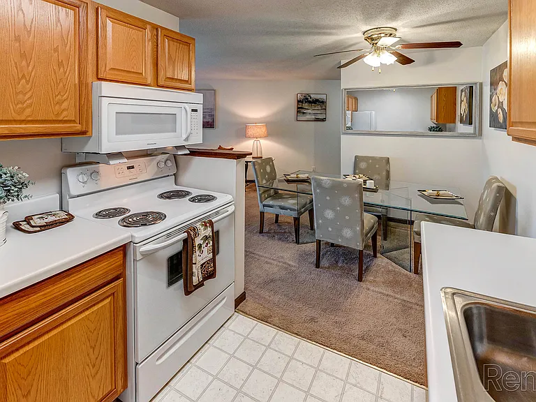 Lake Cove Village Apartments — Photo 28