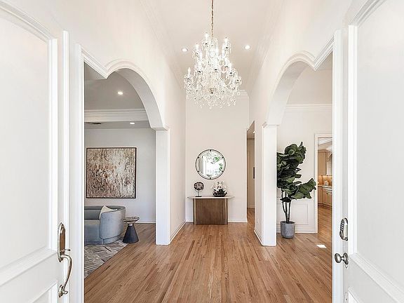 4th image of 166 N Formosa Ave