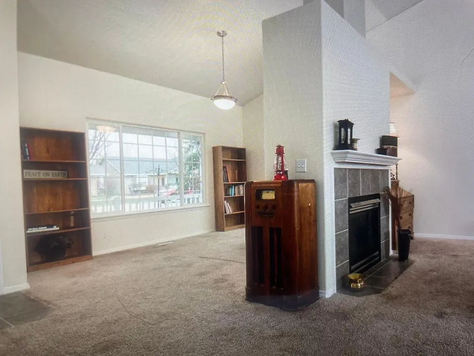 170 E Carver Dr