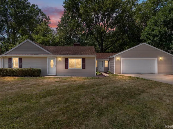 1156 Rinn St, Burton, MI 48509