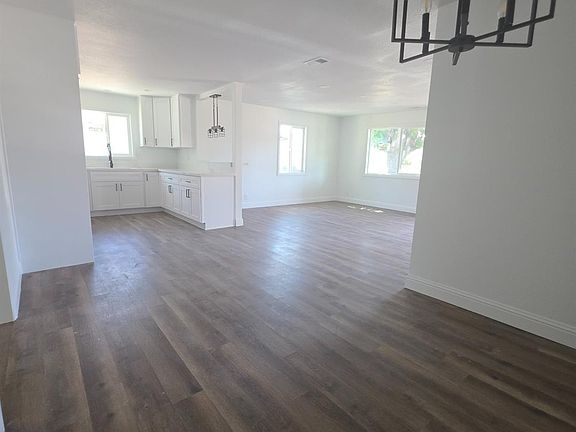4th image of 2347 E Alpine Ave