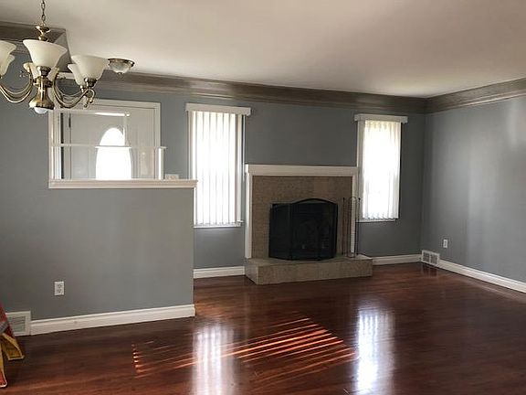 3rd image of 15771 Windemere St