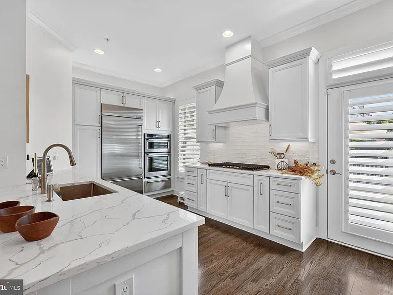 619 E Custis Ave — Photo 10