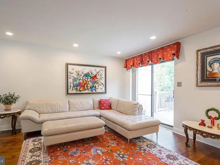 2074 Yorktown S — Photo 12