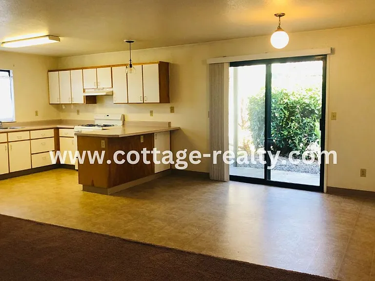 1431 Larissa Cir — Photo 1