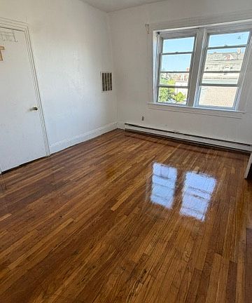 4th image of 39 Brighton St Floor 3