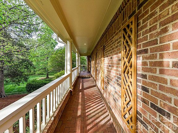 3rd image of 1847 Meadowood Ln