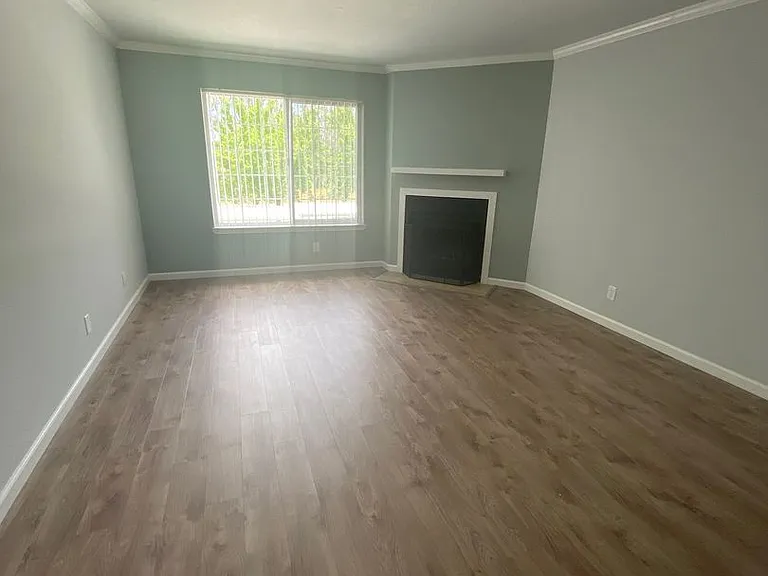 Pioneer Apartments — Photo 9
