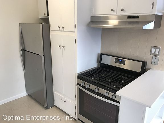 3rd image of 1227 N Fuller Ave APT 09