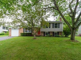 15 Ridge Meadows Dr, Spencerport, NY 14559