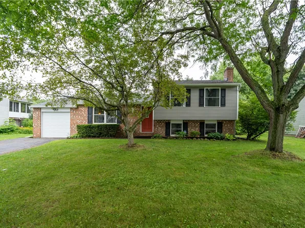 15 Ridge Meadows Dr, Spencerport, NY 14559