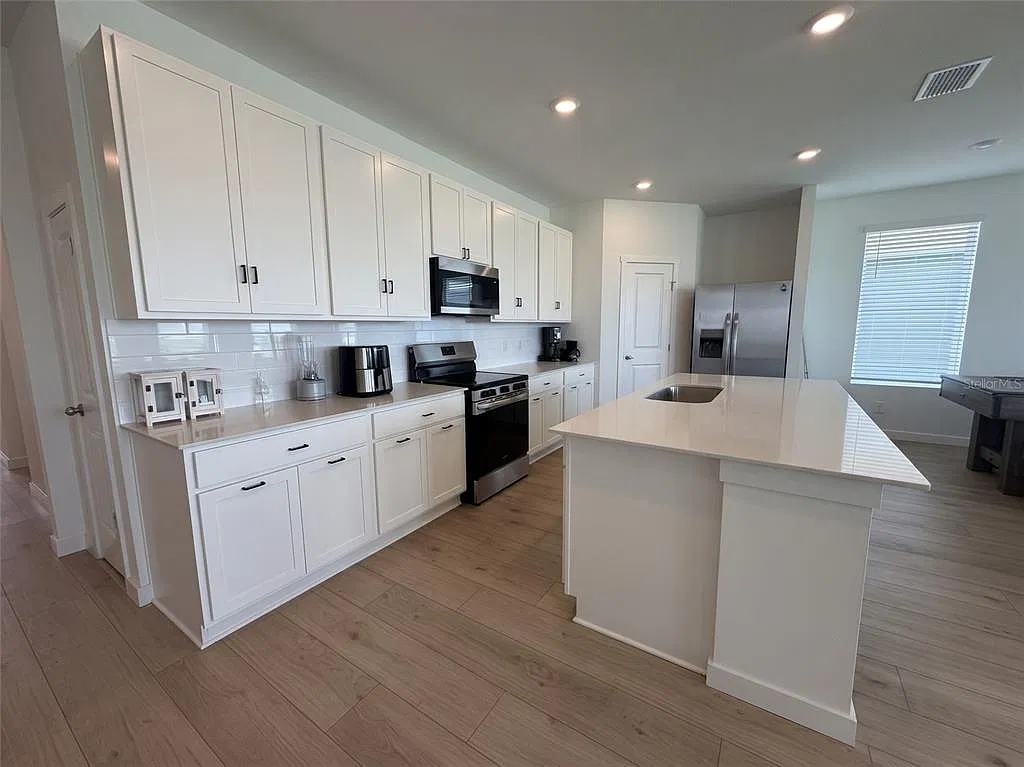 4 bed, 3.0 bath, 1847 sqft, $2,300 — Photo 3