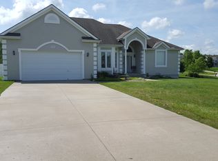 2301 SE Green Oaks Ln, Oak Grove, MO 64075