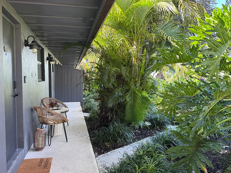 2563 NE Palm Ave — Photo 13