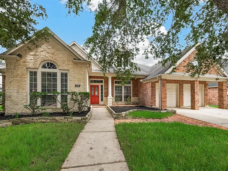 706 Silver Creek Cir — Photo 2