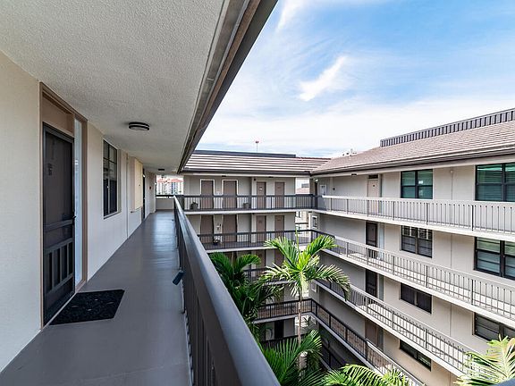 3rd image of 651 Seaview Ct #Penthouse 4-710