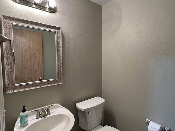 5th image of 633 SE School St #2