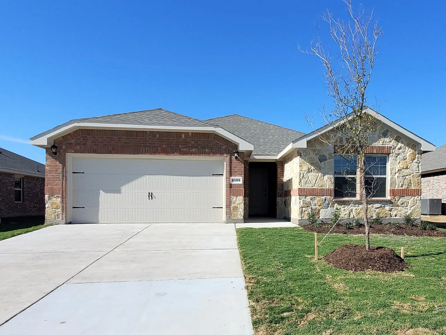 4 bed, 2011 sqft, $2,100 — Photo 2