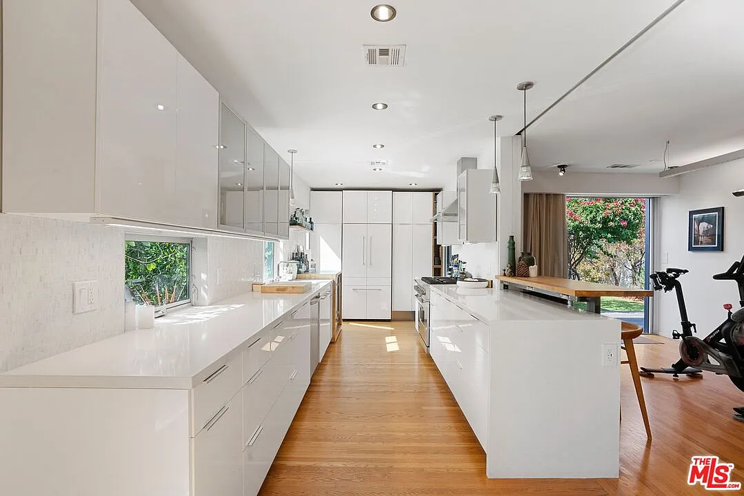 3 bed, 2.0 bath, 1449 sqft, $6,450 — Photo 4